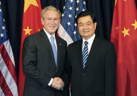 Chinese President Hu Jintao(R) meets with US President George W. Bush in Lima, capital of Peru, Nov. 21, 2008. 