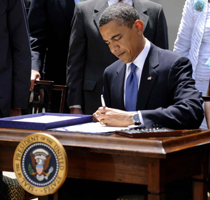 U.S. President Barack Obama signed a bill into law on Monday that authorizes the government u<a href=http://www.hxen.net/englishlistening/npr/ target=_blank class=infotextkey>NPR</a>ecedented powers to control tobacco makers.